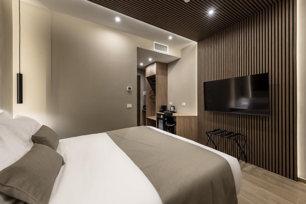 Villafranca-Suite mit Doppelbett und Holzvertäfelung