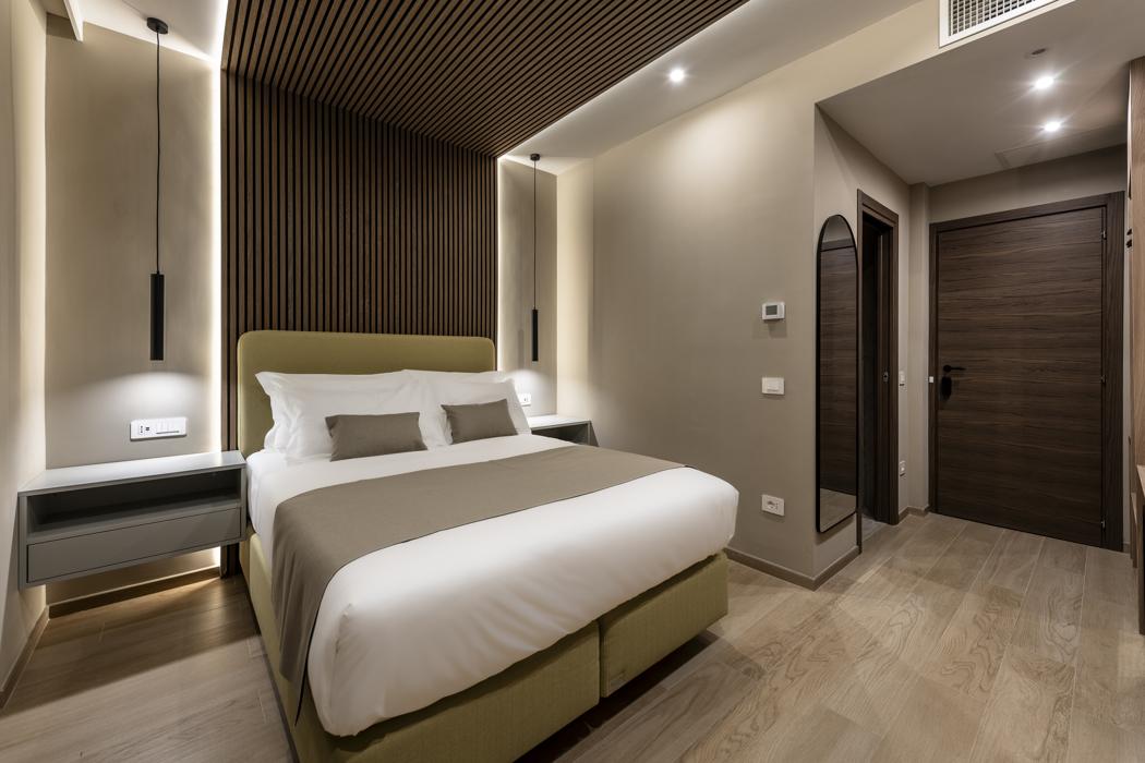 Una suite Villafranca con paneles de madera en paredes y techo